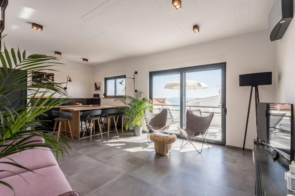 Holiday Home Lolina,Sea On A Palm! Heated Pool Trogir Bagian luar foto