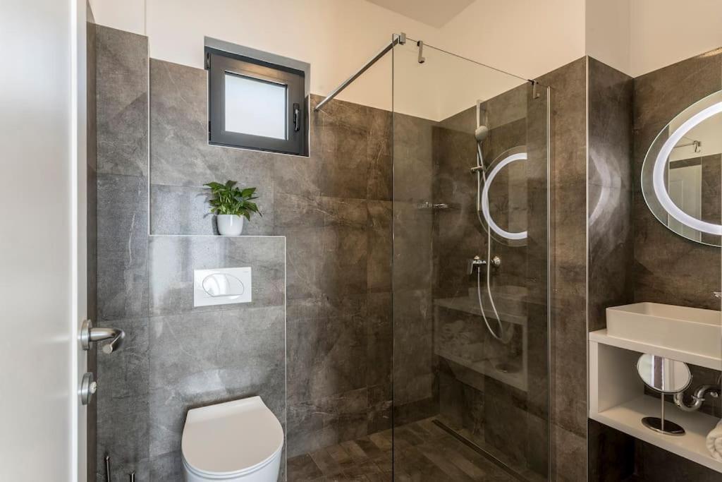 Holiday Home Lolina,Sea On A Palm! Heated Pool Trogir Bagian luar foto