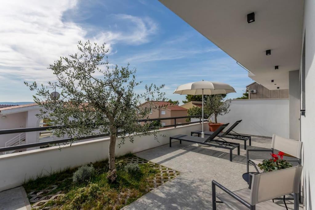 Holiday Home Lolina,Sea On A Palm! Heated Pool Trogir Bagian luar foto