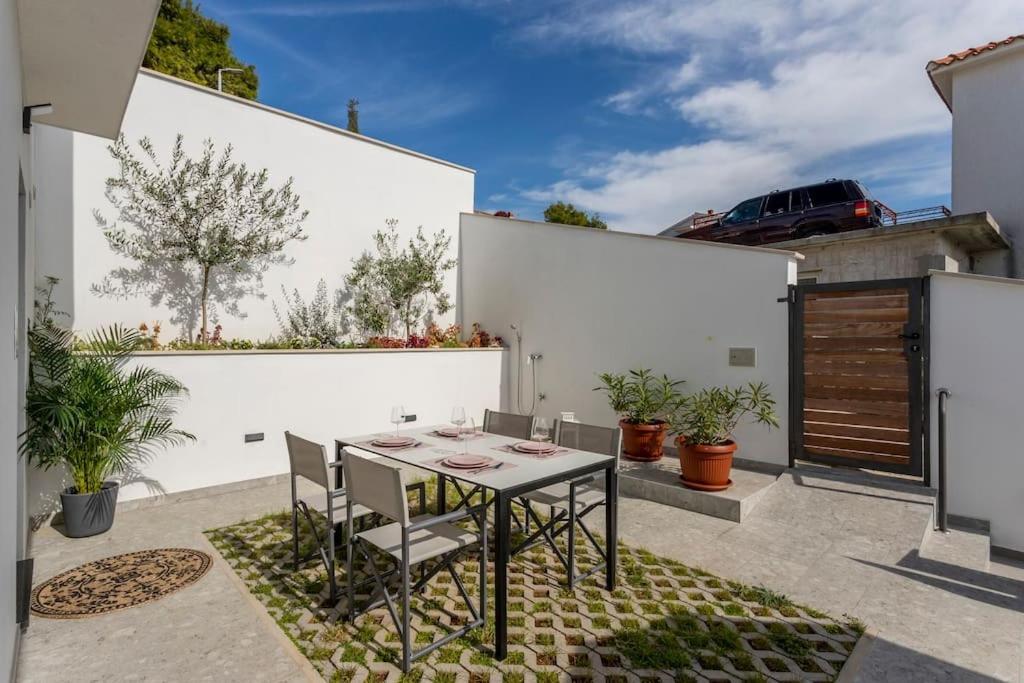 Holiday Home Lolina,Sea On A Palm! Heated Pool Trogir Bagian luar foto